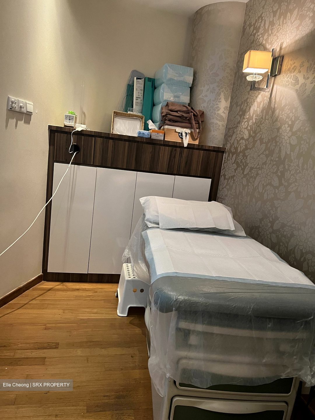Mount Elizabeth Novena Hospital (D12), Retail #364487211